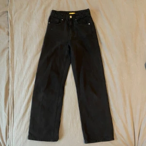Svarta jeans från Gina Tricot - Snygga svarta jeans från Gina Tricot med en klassisk femficksdesign. De har en rak passform och är midwaisted. De är mycket använda men det finns inga defekter. Jag tvättar alltid plaggen innan jag postar dom. Skriv om du har frågor och läs helst min bio innan du köper✨
