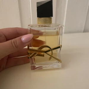 Parfym från Yves Saint Laurent - Elegant parfymflaska från Yves Saint Laurent med en unik design. Luktar super gott