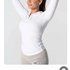 Vit långärmad träningströja från relode  - Använt en gång så den här som ny! 