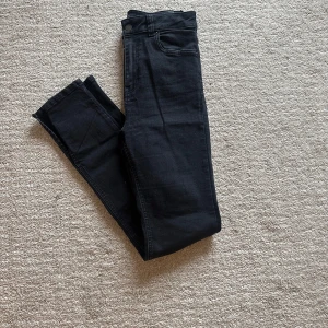 Svarta jeans med slits  - Snygga svarta jeans med slits🫶🏼🩷