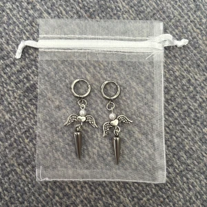 örhängen  - ett örhänge=79 kr ett par=130 tre st=160kr 