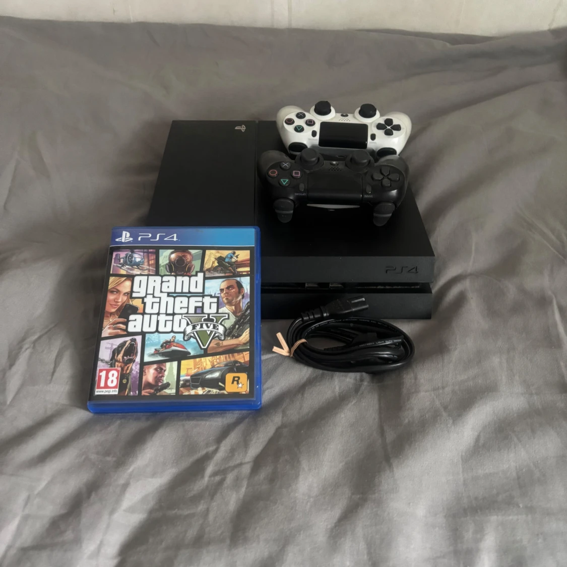 PlayStation 4 med två kontroller och GTA V