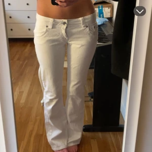 Vita vintage jeans - Snygga vita jeans från Fishbone med low waist och bootcut-stil. 