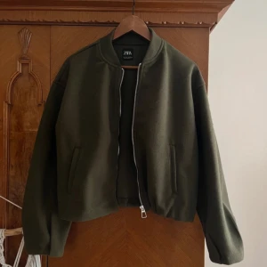 Mörkgrön jacka från Zara - En super fin jacka från Zara som ej kommer till användning då jag tycker att den är för kort på mig för min smak💗