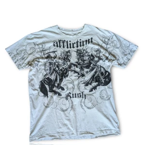 Vintage Affliction Georges St. Pierre T-Shirt - Vit vintage sällsynt Affliction T-shirt från signaturserien "Georges St. Pierre RUSH"  Storlek: XL  Använd, men fortfarande i mycket bra skick  
