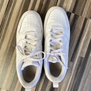 Vita sneakers från Nike - Tja säljer nu ett par Nike skor, skorna är använda en gång skick 10/10, passar båda tjej och kille, hör av er vid frågor! 