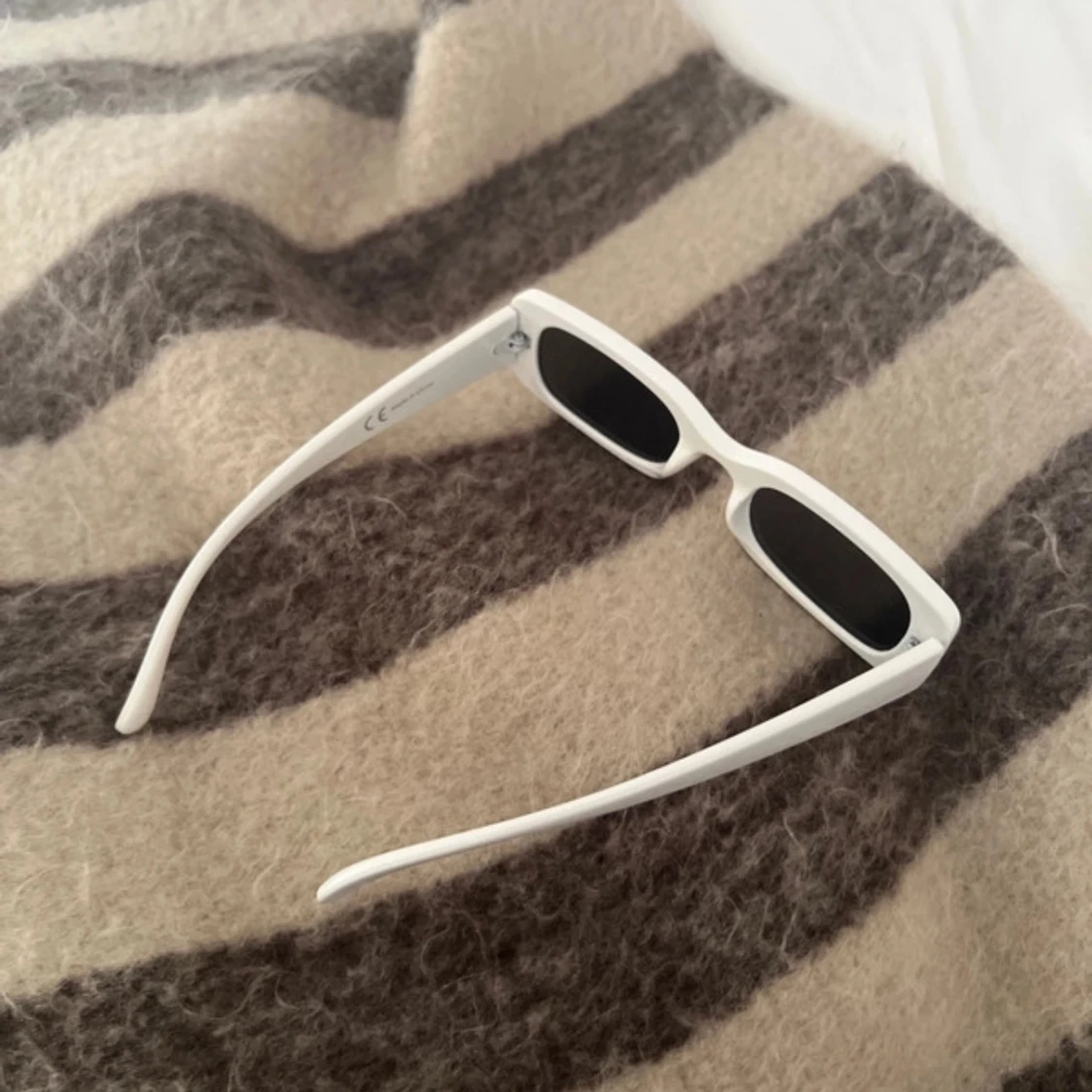 Vita rektangulära solglasögon - Zalando - 3