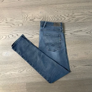 Replay jeans - Säljer ett par replay anbass jeans i fint skick, storleken är 33/34, om du skulle vilja ha mått eller några funderingar är det bara att skriva (köp båda replay jeansen och få 100kr rabatt)