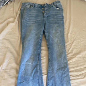 Blå jeans med knappar - Säljer Jätte fina och sköna jeans. Använd några gånger. Bra skick!❤️
