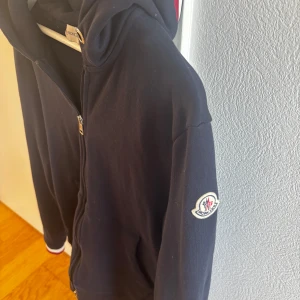 Moncler hoodie  - Säljer nu min Moncler hoodie i storlek M, hoodien är i perfekt och kvitto finns! Hör av dig vid frågor, nypris 5000kr.