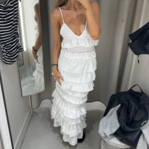 Vit långklänning med volanger - Fint skick! Perfekt inför sommaren, studentmottagning, examen eller midsommar 