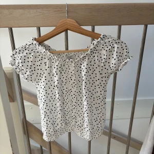 Prickig topp! - Jättesnygg prickig topp perfekt till sommaren😊. Från Lindex och köpt för flera år sedan.