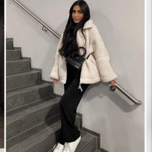 Beige teddyjacka med dragkedja - Mysig beige teddyjacka med dragkedja och hög krage. Jackan har två stora fickor framtill och en avslappnad passform som gör den perfekt för kyliga dagar.