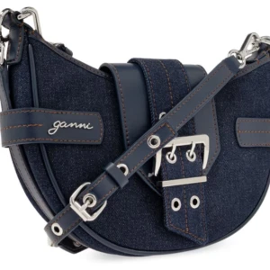 Blå axelväska från Ganni - Snygg blå axelväska från Ganni i jeansmaterial med läderdetaljer. Väskan har en justerbar axelrem och ett spänne framtill som ger en cool look. Perfekt för att ge din outfit en trendig touch.