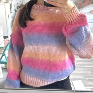 Randig tröja - Säljer denna färgglada stickade tröjan från bikbok, endast använd ett fåtal gånger. Passar perfekt till kyliga vår eller sommarkvällar, säljer då den inte kommer till användning!☺️