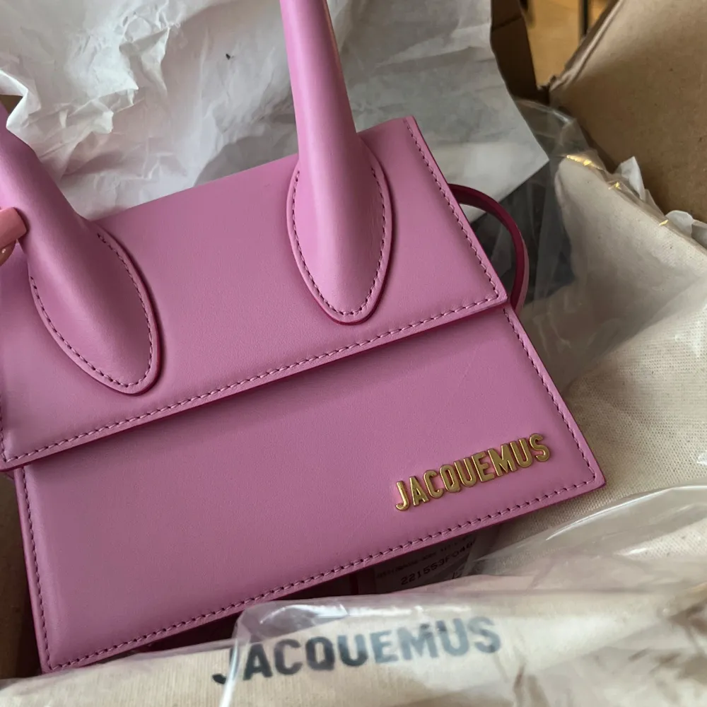 Säljer min rosa Jaquemus väska pga att jag inte använder den. Köpt för 3 år sen för 6300kr kvitto medföljer🌸 . Laukut & Käsilaukut.