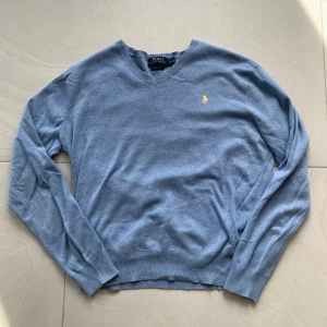 Ralph Lauren tröja - Säljer en Ralph Lauren tröja då den inte används mer. Mycket bra skick, inga defekter eller skador på tröjan. Nypris 1000 kr. Mitt pris: 150 kr. Pris kan diskuteras vid snabb affär!