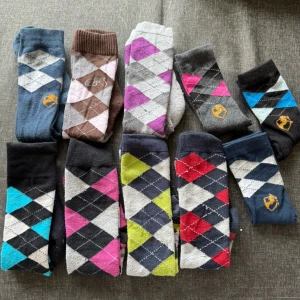 Ridstrumpor - Säljer 10 stycken ridstrumpor i olika färger, två olika längder. Alla är i storlek 37-40. 10kr styck eller 80kr för allihopa, pris går att diskutera🥰