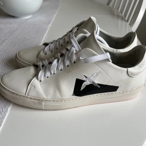 Axel arigato skor - Fina vita Axel arigato skor som inte kommer till användning. Hör av er angående pris eller andra frågor. Nypris 2250kr 