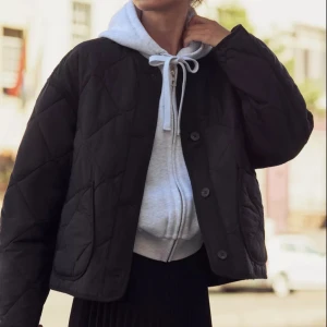 Svart quiltad jacka från Zara - Snygg svart quiltad jacka från Zara med knappar framtill. Nyköpt, med lappar kvar. Säljer då jag köpt fel storlek och tappat kvitto. 