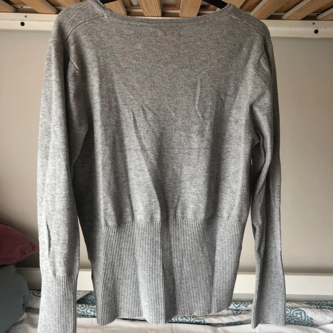 Grå cardigan från Hillevi med knappar - 1