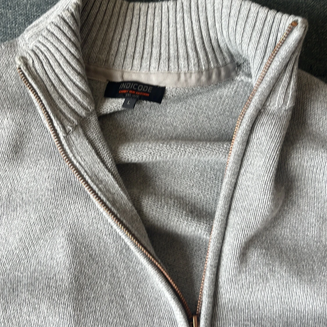 Ljusgrå stickad kofta från Indicode - 1