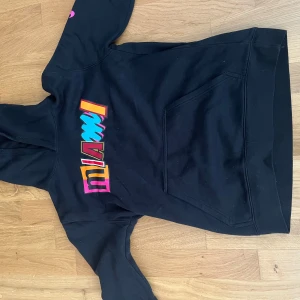 Miami heat x Nike hoodie nba 75 special - Tjena, säljer min miami x Nike hoodie. Jag säljer den eftersom att den nu är lite för liten för mig. Den är riktigt feet och i bra skick. Den passar dig som är mellan 165-175