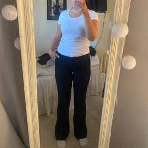Svarta bootcut kostymbyxor BikBok - Säljer ett par svarta kostymbyxor från BikBok i storlek 36. Byxorna har bootcut-modell och diskreta bakfickor. De har även fickor i fram. Nästan helt nya! Nypris är 500kr.  Snygg passform!