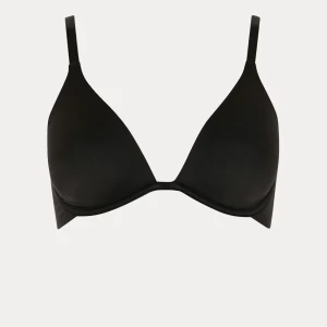 Svart bh  - En stilren svart bh med smala axelband och slät yta. Perfekt att bära under skjortor eller som den är för en minimalistisk look. Enkel och klassisk design som passar till många outfits.