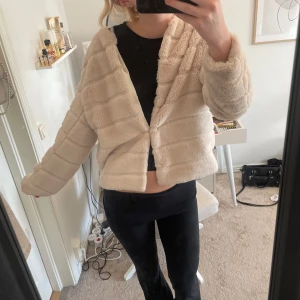 Beige pälsjacka - Supermjuk och fluffig beige pälsjacka från Isolde i storlek 38. I bra skick då jag bara använt några få gånger. Perfekt för dig som vill ha en cozy och trendig look.