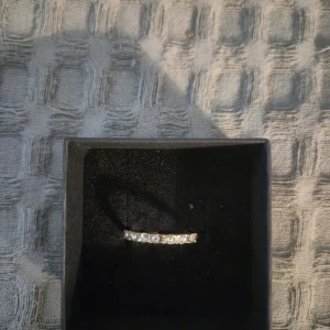 Guld ring  - PRISET GÄLLER ENDAST VID KÖP AV BUNDLE MED SMYCKEN ÖVER 50 KR!!! GRATIS GÅVA MED VARGE ORDER!! Supertrendig stockholmsstil tjejer, ring guld. Gjord av stål, jag svarar och skickar alltid snabbt!
