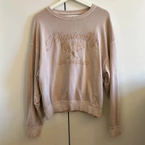Tjocktröja - Sweater i strl XS/S från Bikbok. Sparsamt använd, i fint skick. Är lite mer beige i verkligheten. Tryck gärna på ”köp”.