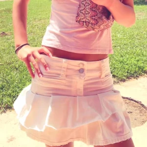 Vit jeanskjol 🪽 - Supersöt vit jeanskjol 🪽 sydde om ett par gamla vita jeans o blev super nöjd 🪽 💕 storleken skulle jag säga är xxs 🌟