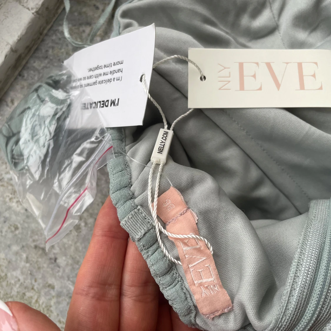 Ljusgrön axelbandslös långklänning NLY Eve - 3