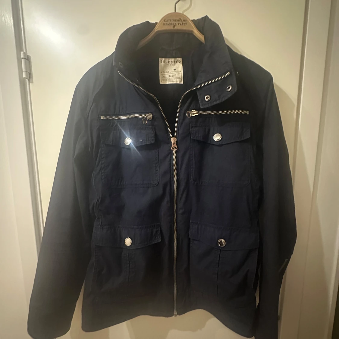 Mörkblå vindjacka från Selected