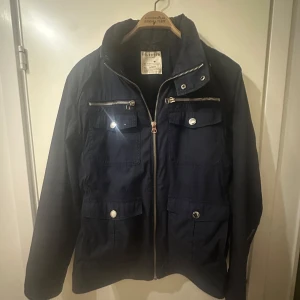 Mörkblå vindjacka från Selected - Jackan är också en äldre model då den inte säljs längre. Säljs på grund av att den är för liten. Pris går att diskuteras