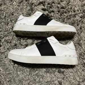 Valentino Open Svarta  - Säljer mina Svarta valentinos då dom är för stora. Dom har storlek 45 men hr du 46 så passar dom också. Dom har använts några gånger men annars är dom nästan helt nya. Dom passar perfekt till dessa varma sommardagar.Pris kan diskuteras vid snabb affär. Har du några frågor så är det bara att skriva:) DIGITALT KVITTO FINNS