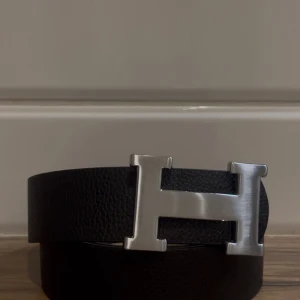 Bälte  - Tjena! Säljer dessa två sprillans nya bälten till ett riktigt schysst pris. Skulle starkt rekommendera att köpa, får outfiten att se helt underbar ut.                 Styck: 299kr                                                                                 Köp båda: 480kr.                                                                       Fraktar samma dag 🚚