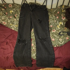 Y2K Pants Opium Alternative Byxor - Mått -Längd: 107 cm -Midjevidd: 35 cm -Benvidd: 23 cm  Obs, ganska smal i midjan!