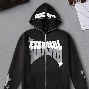 Svart hoodie med tryck och stjärnor - Svart hoodie med dragkedja och huva. Framsidan har ett stort vitt och grått tryck med texten 'Eternal Wrath'. Ärmarna är dekorerade med gråa stjärnor. Hoodien är tillverkad i mjuk polyester och har långa ärmar. Perfekt för dig som gillar streetstyle och coola prints.