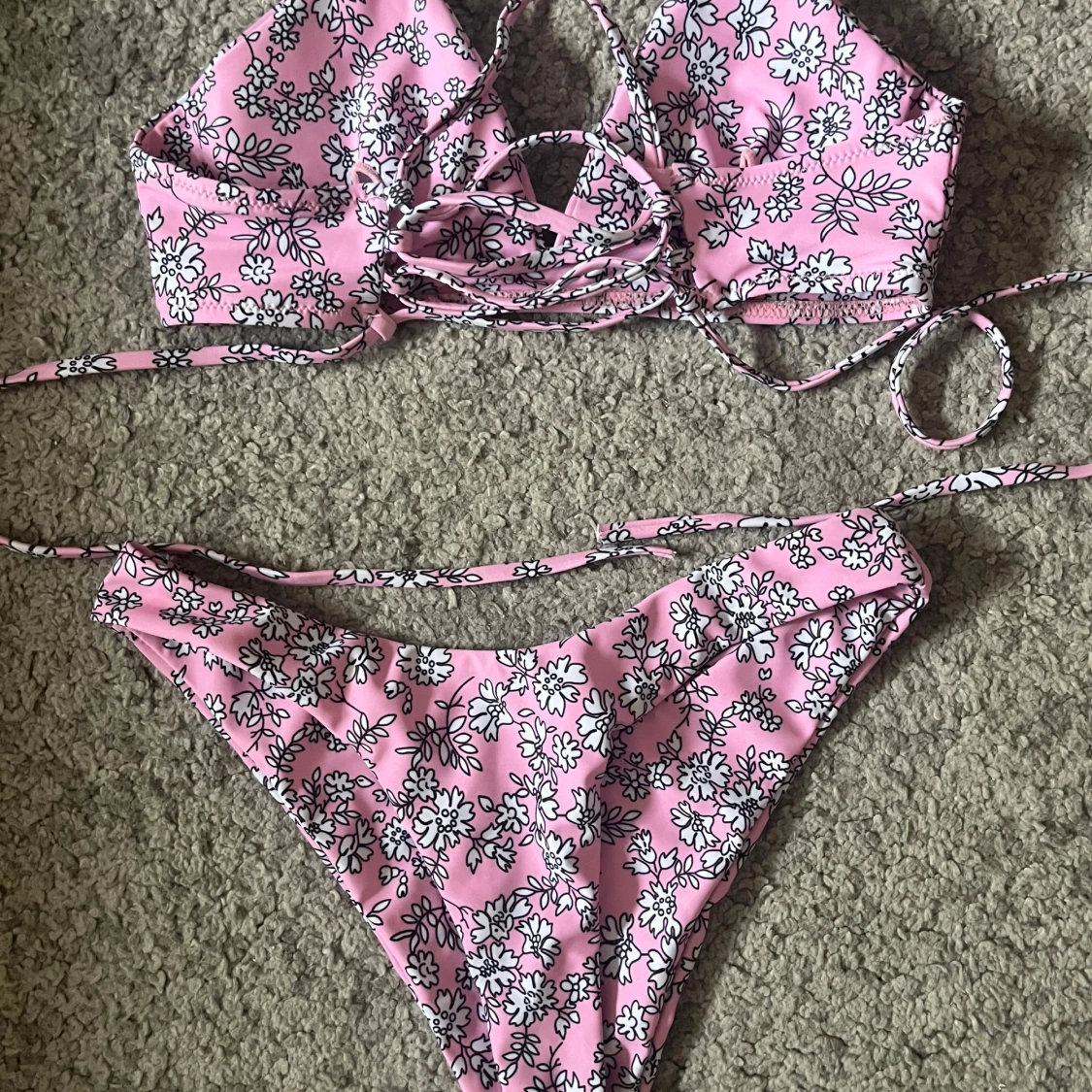 Rosa blommig bikini med snörning - 1
