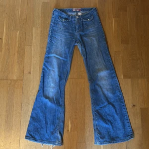 Blå low waist bootcut jeans från Flary - Snygga low waist och bootcut jeans från Flary. Har andvänt dom typ 1 gång. Säljer dem för att dem är för små. Dom är lite slitna längst nere på ena benet. Frakt 25kr.