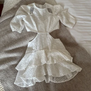 Vit klänning - Suuperfin vit klänning! Tyvärr både för liten och kort för mig, passar nog om man är upp till 167cm lång, och brukar ha xs eller xxs💗💗💗