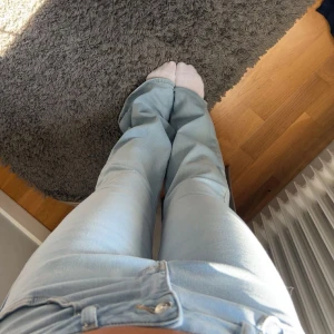 Ljusblå bootcut jeans från H&M - Säljer ett par ljusblå jeans från H&M i storlek 40. De är lite för stora och för långa för mig som vanligtvis bär strl 36-38/s. Jag är 163cm. Modellen är low waist och bootcut. Jeansen är i mjukt denimtyg och passar till allt. Aldrig använda. Pris kan diskuteras, men tycker ändå att det är hyfsat rimligt med tanke på att de aldrig är använda.💕💕