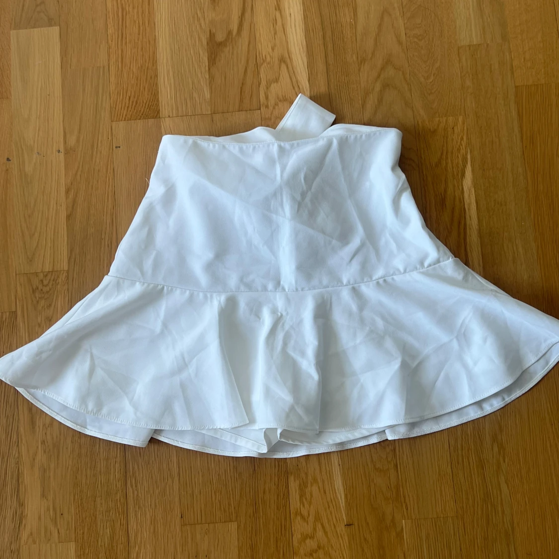 Vit volangkjol med rosett från Zara