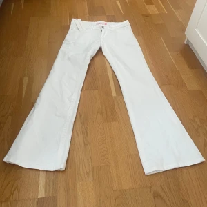 Vita bootcut jeans från Din Vintage Shop - Super snygga vita lågmidjade bootcut jeans från din vintage shop. Aldrig använda och lappen är kvar.  Ny pris: 710kr  Innebenslängden: 82cm Midjan: 36cm