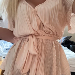 Superfin och unik plisserad blus i silkesliknande material - Sitter smickrande med v-ringning och knytband i midjan. Passar storlek XS/S. Perfekt till  middagar, vardags eller fester. Aldrig använd – i nyskick! 💗