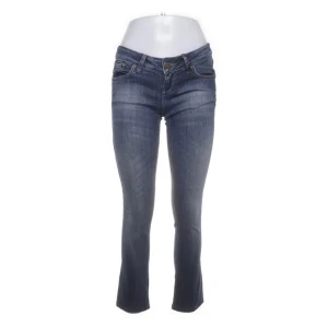 Blå bootcut jeans med låg midja - Snygga blå jeans med bootcut-snitt och låg midja. 