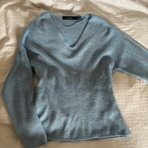 Ljusblå stickad tröja Vero Moda - Supermysig ljusblå stickad tröja från Vero Moda med v-ringad hals och lång ärm. Tröjan har en ribbad struktur och är knappt använd.
