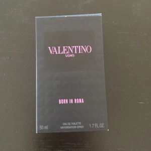 Valentino Uomo Born In Roma EdT 50ml - Valentino Uomo Born In Roma Eau de Toilette 50ml. Helt oanvänd, säljs på grund av felköp. Kvitto finns, är villig att mötas och testa parfym innan köp.